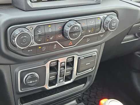 Used 2018 Jeep Wrangler Unlimited Sahara AWD/4WD image 24