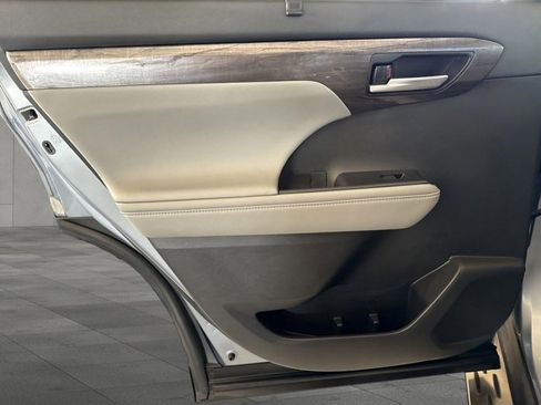 Used 2023 Toyota Highlander Platinum image 26