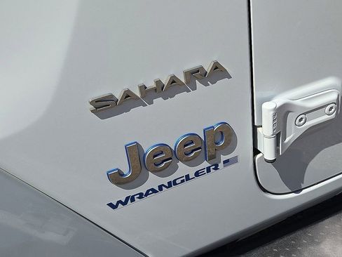 Used 2023 Jeep Wrangler Unlimited Sahara AWD/4WD image 11