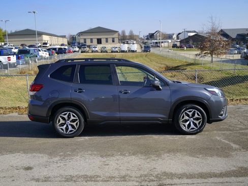 Used 2022 Subaru Forester Premium image 4