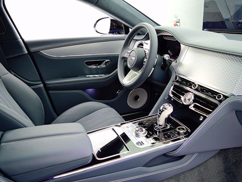 Used 2023 Bentley Flying Spur V8 image 35