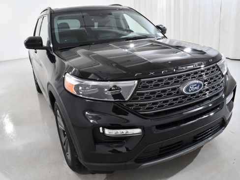 Used 2022 Ford Explorer XLT w/ Equipment Group 202A image 4