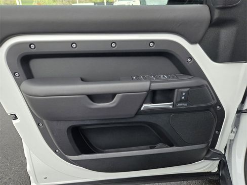 New 2026 Land Rover Defender 110 X-Dynamic SE image 10