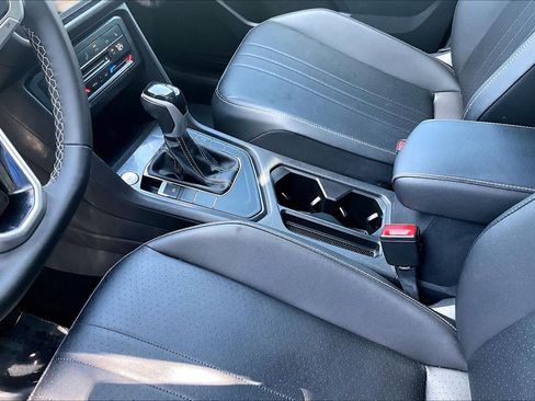 Used 2024 Volkswagen Tiguan SE FWD image 17