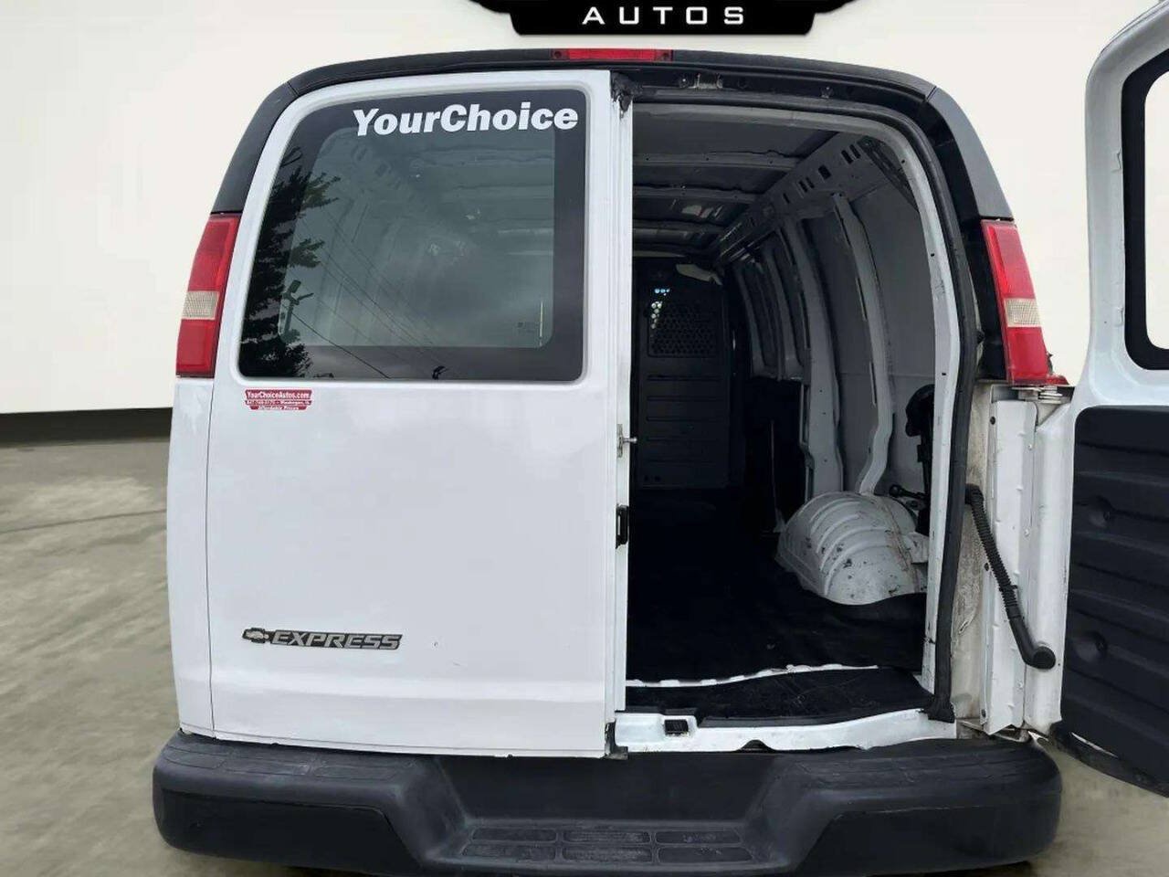 Used 2014 Chevrolet Express 2500 RWD image 14