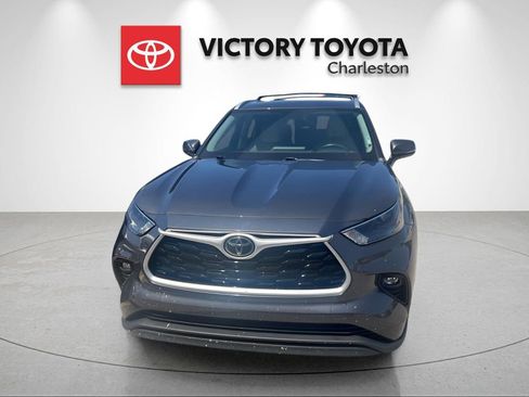 Used 2022 Toyota Highlander XLE AWD/4WD image 2