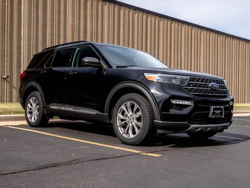 Used 2022 Ford Explorer XLT w/ Equipment Group 202A AWD/4WD image 2