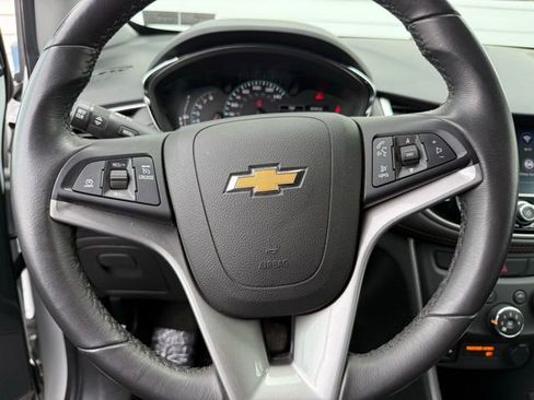 Used 2022 Chevrolet Trax LT w/ LT Convenience Package AWD/4WD image 19