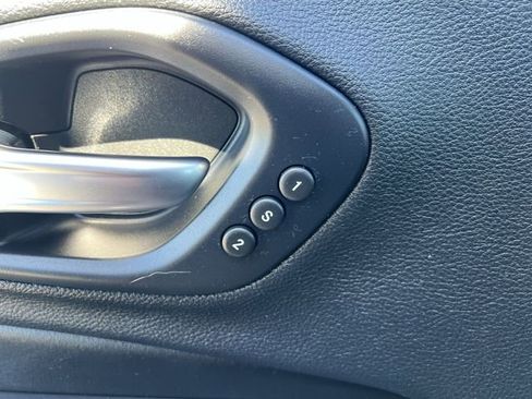 Used 2019 Jeep Cherokee Limited w/ Technology Group image 31