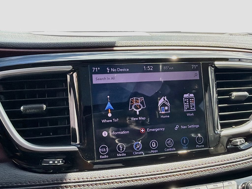 Used 2018 Chrysler Pacifica Limited w/ Tire & Wheel Group FWD image 16