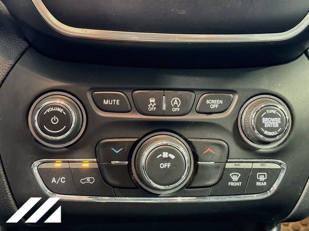 Used 2019 Jeep Cherokee Latitude Plus w/ Cold Weather Group AWD/4WD image 17