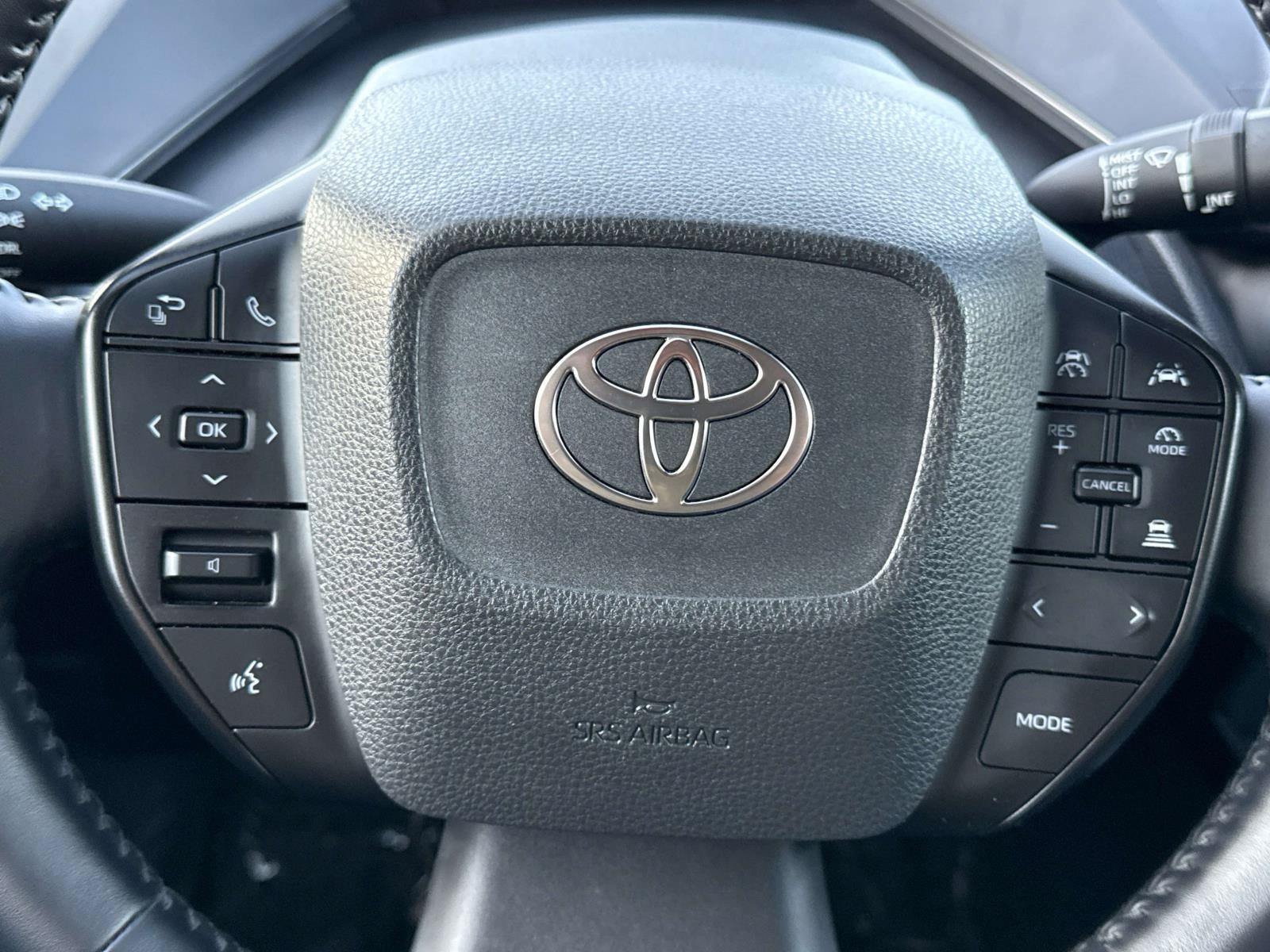 Used 2025 Toyota Prius LE FWD image 25