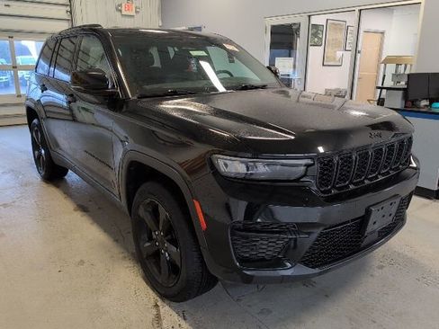 Used 2023 Jeep Grand Cherokee Altitude AWD/4WD image 7