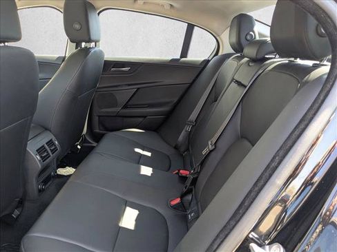 Used 2018 Jaguar XE Premium RWD image 20