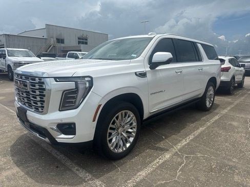 Used 2025 GMC Yukon XL Denali w/ Denali Reserve Package AWD/4WD image 3