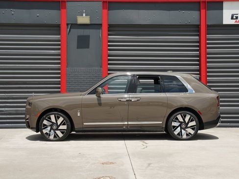 Used 2025 Rolls-Royce Cullinan AWD/4WD image 18