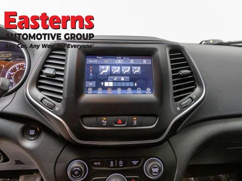 Used 2021 Jeep Cherokee Latitude Plus AWD/4WD image 11
