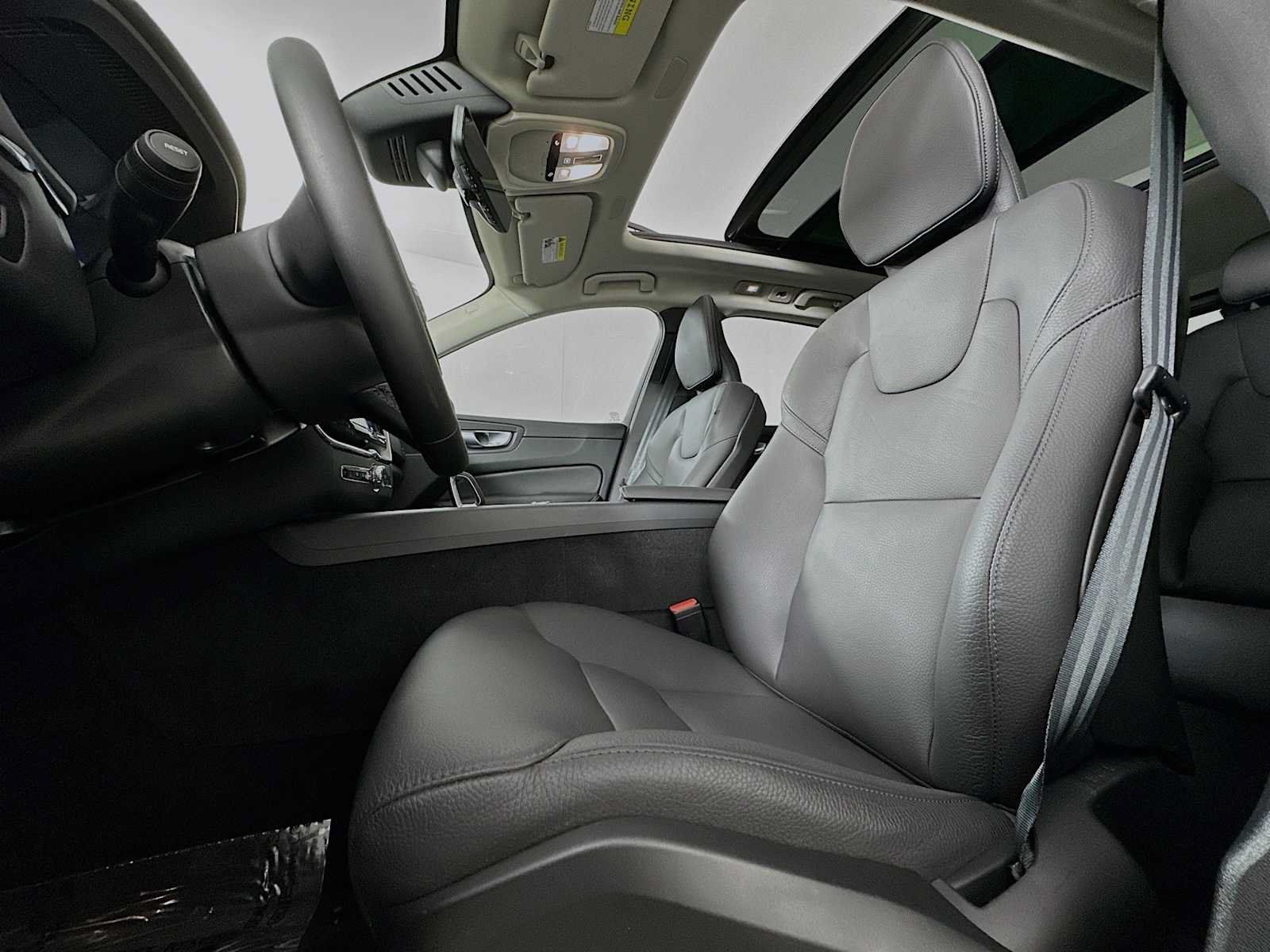 Certified 2025 Volvo XC60 T8 Plus w/ Protection Package Premier AWD/4WD image 19