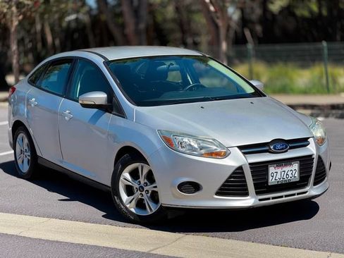 Used 2014 Ford Focus SE FWD image 2