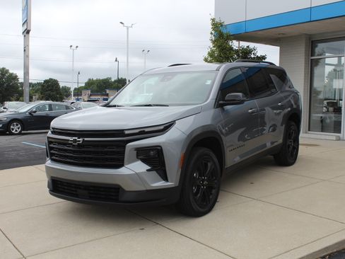 New 2027 Chevrolet Traverse LT w/ Midnight/Sport Edition AWD/4WD image 7