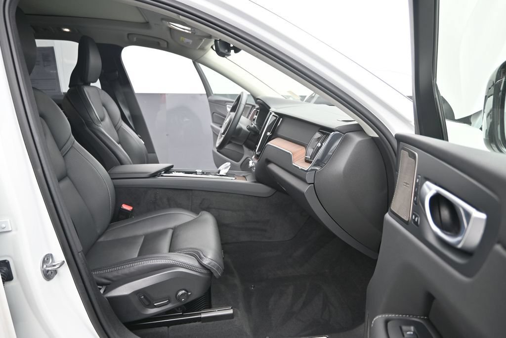 Certified 2024 Volvo XC60 B5 Ultimate w/ Protection Package Premier AWD/4WD image 14