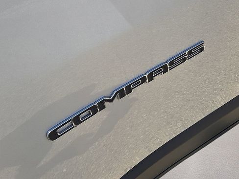 Used 2025 Jeep Compass Latitude AWD/4WD image 11
