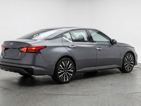 Used 2025 Nissan Altima 2.5 SV FWD image 9