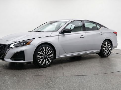 Used 2025 Nissan Altima 2.5 SV image 3