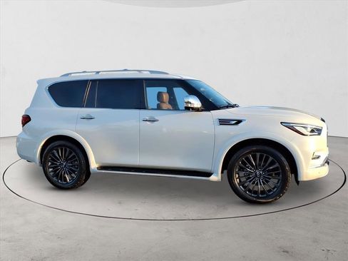 Used 2023 INFINITI QX80 Sensory w/ All-Season Package image 4