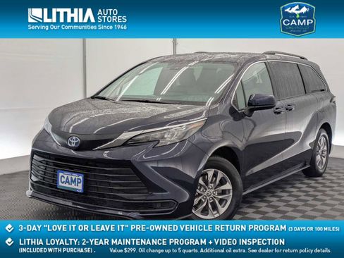 Used 2025 Toyota Sienna LE AWD/4WD image 1
