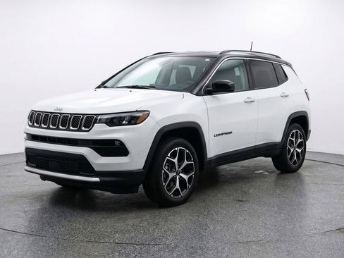Used 2025 Jeep Compass Limited AWD/4WD image 3
