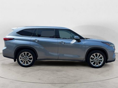 Used 2022 Toyota Highlander Limited AWD/4WD image 4
