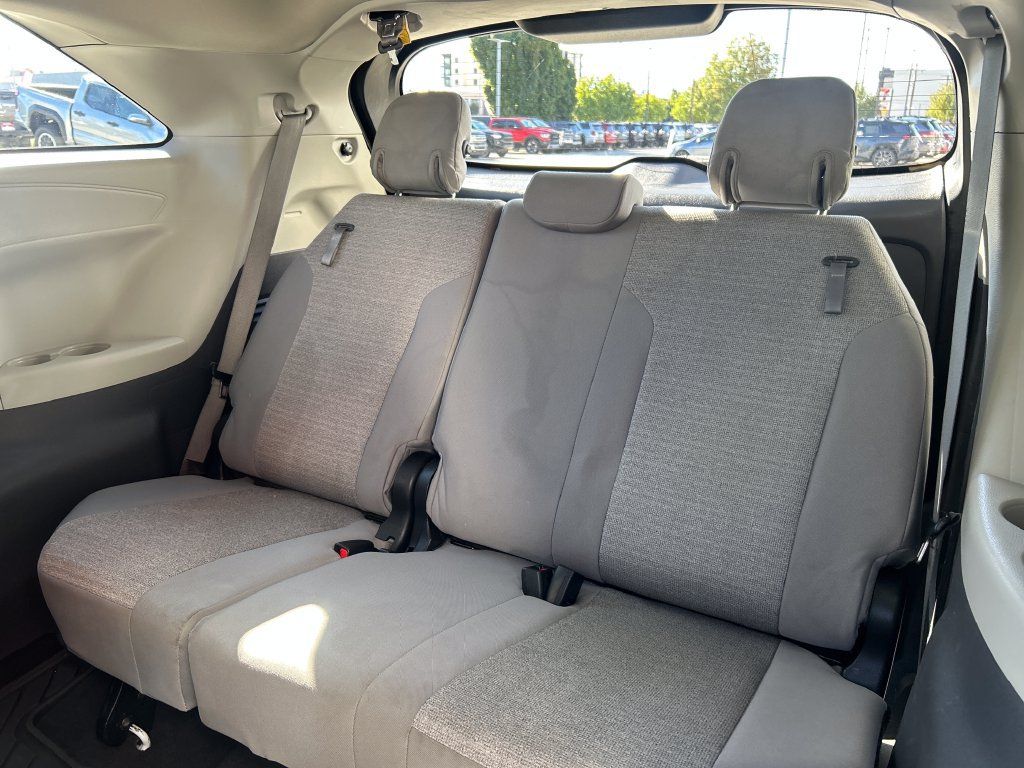 Certified 2022 Toyota Sienna LE FWD image 31