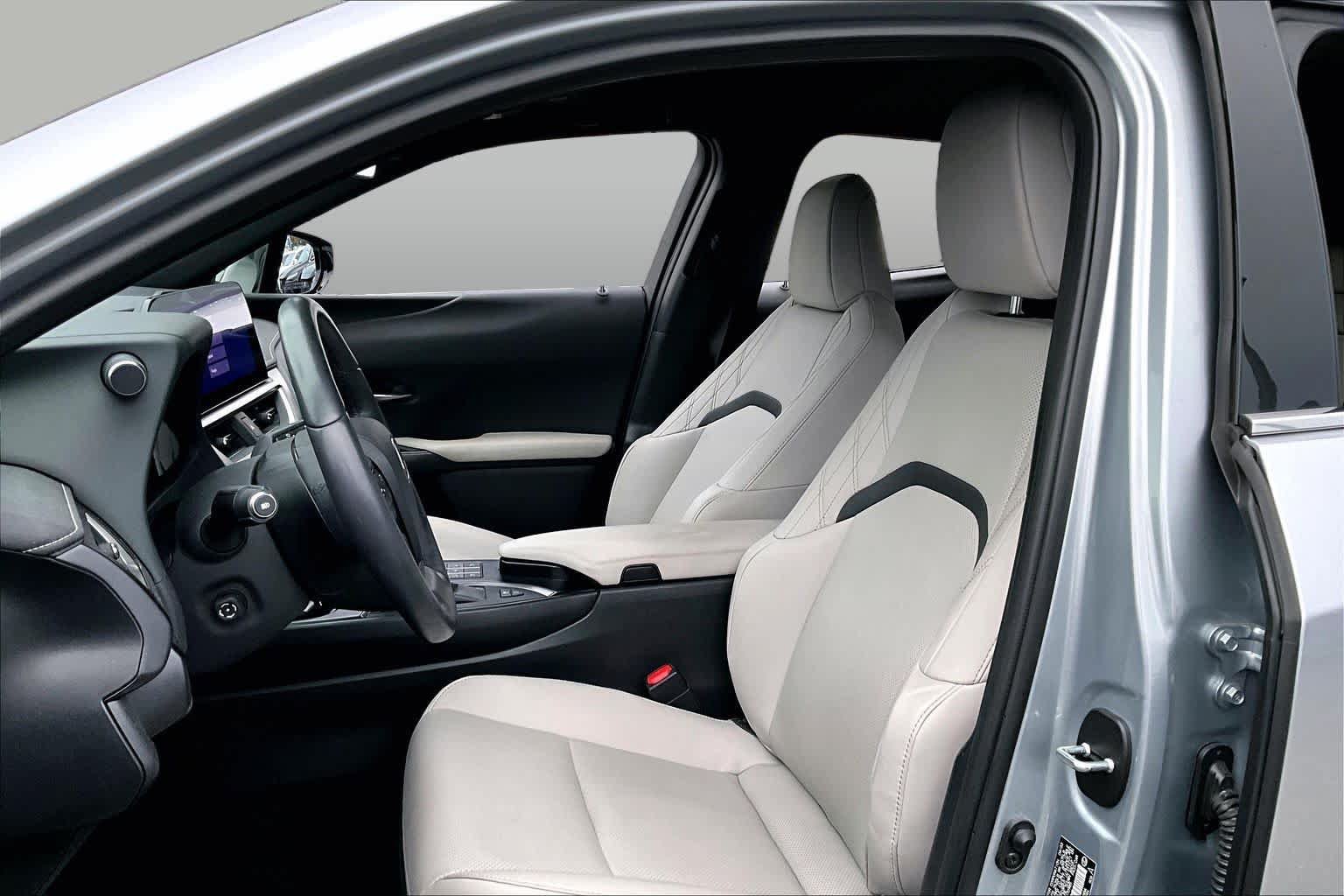Used 2024 Lexus UX 250h AWD w/ Premium Package image 8