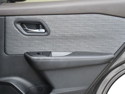 Used 2023 Nissan Rogue SV image 27