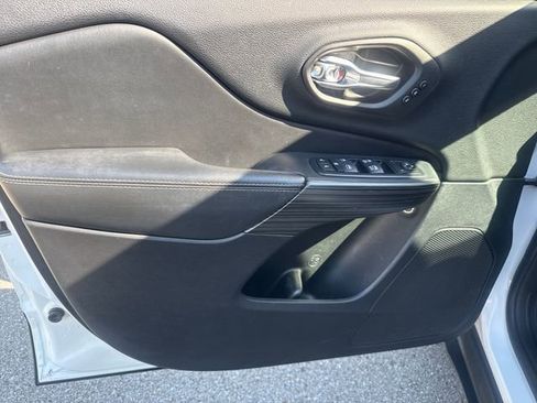 Used 2017 Jeep Cherokee Limited w/ Luxury Group FWD image 9