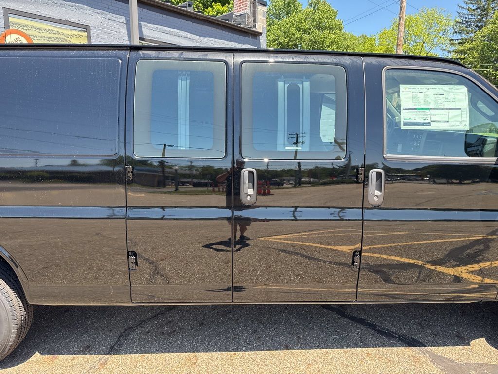 New 2026 Chevrolet Express 2500 Extended w/ Communications Package RWD image 8