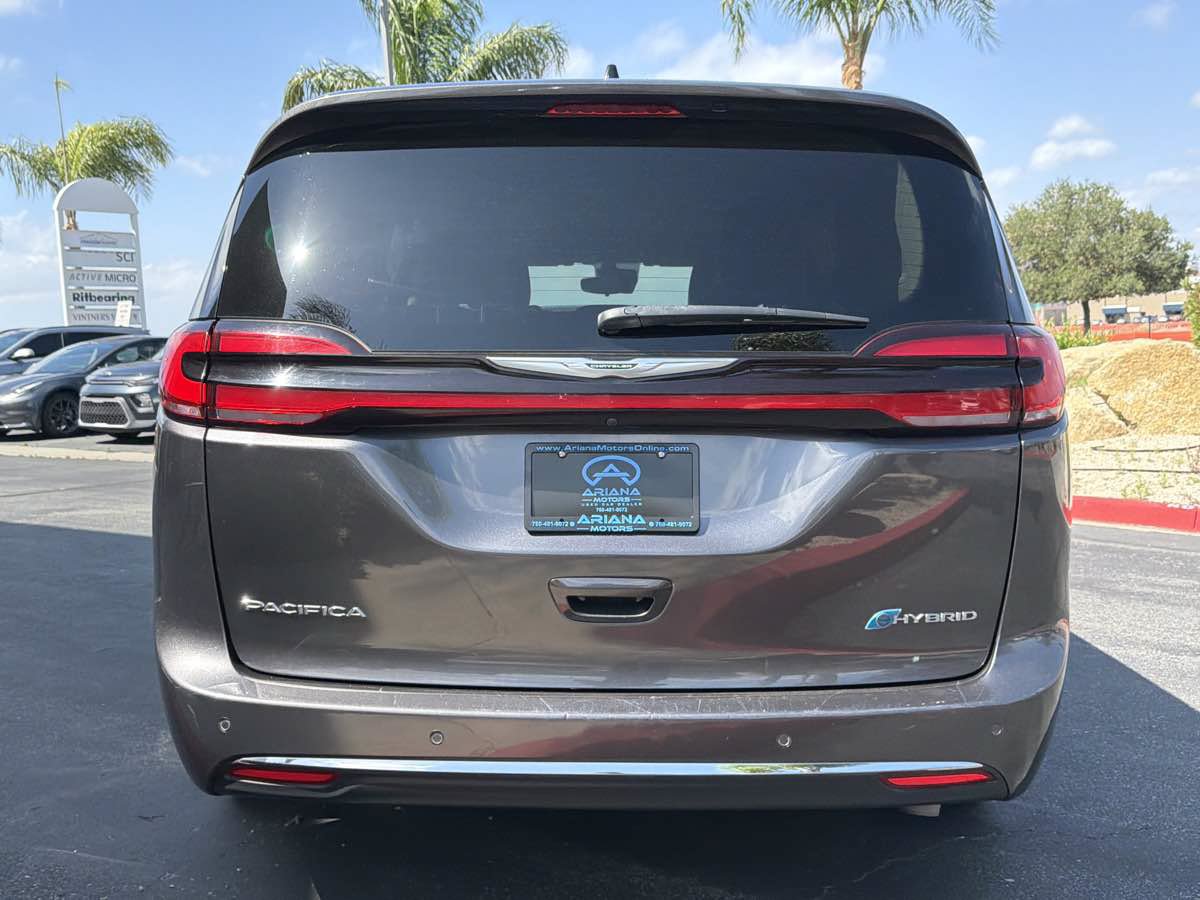 Used 2023 Chrysler Pacifica Touring-L FWD image 5