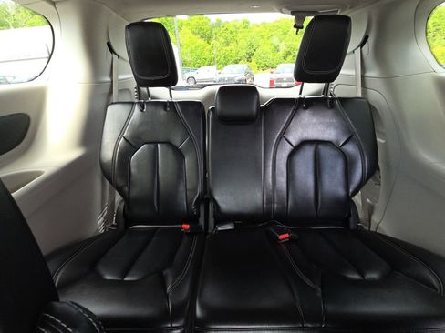 Used 2023 Chrysler Pacifica Touring-L FWD image 29