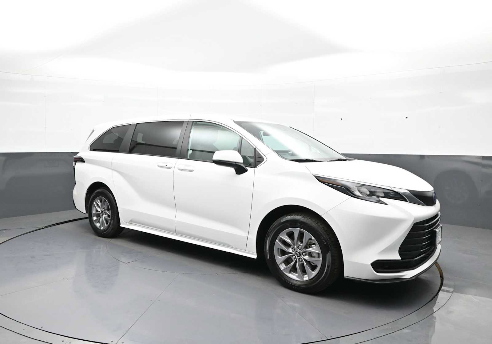 Certified 2025 Toyota Sienna LE FWD image 3
