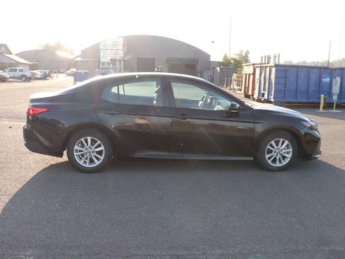 Used 2025 Toyota Camry LE FWD image 4