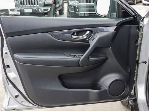Used 2020 Nissan Rogue SV FWD image 22