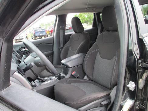 Used 2021 Jeep Cherokee Latitude AWD/4WD image 16