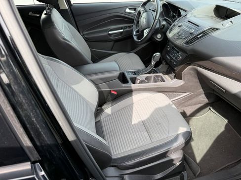 Used 2017 Ford Escape SE w/ SE Sport Appearance Package FWD image 2