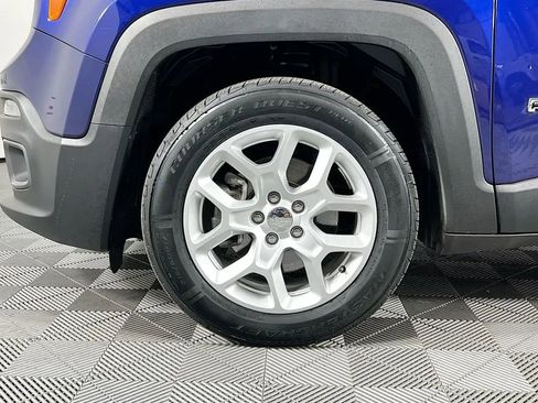 Used 2018 Jeep Renegade Latitude w/ Popular Equipment Group image 29