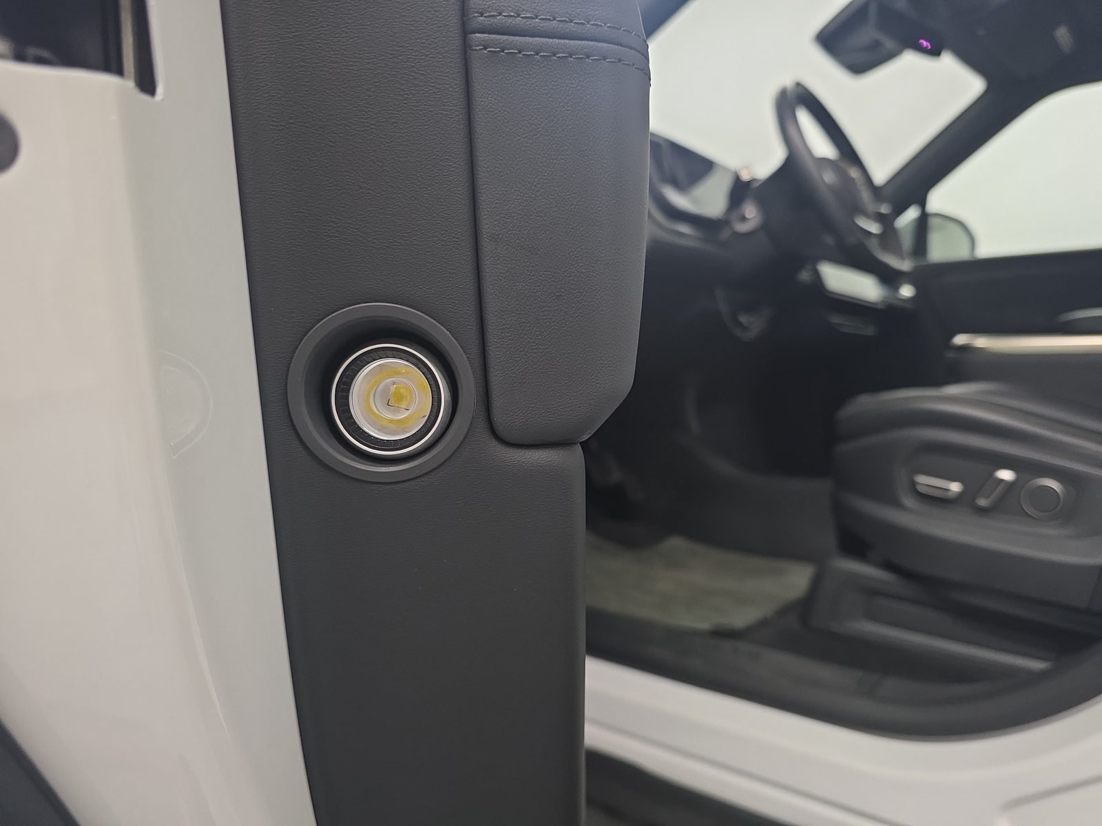 Used 2025 Rivian R1S Adventure Dual AWD/4WD image 32