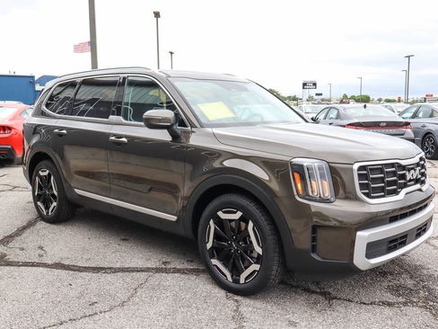 Used 2025 Kia Telluride S FWD image 3