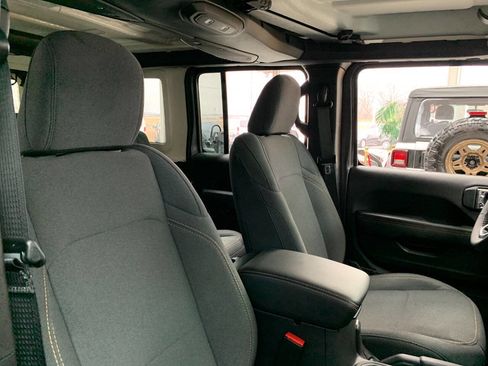 Used 2025 Jeep Wrangler Unlimited Sahara image 21