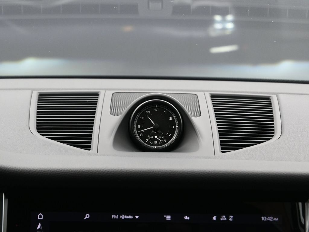 Certified 2026 Porsche Macan AWD/4WD image 24