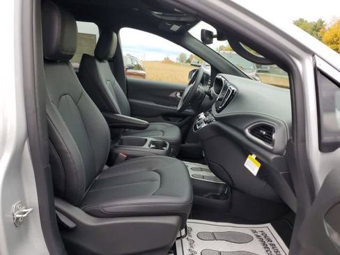 New 2026 Chrysler Pacifica Select AWD/4WD image 23